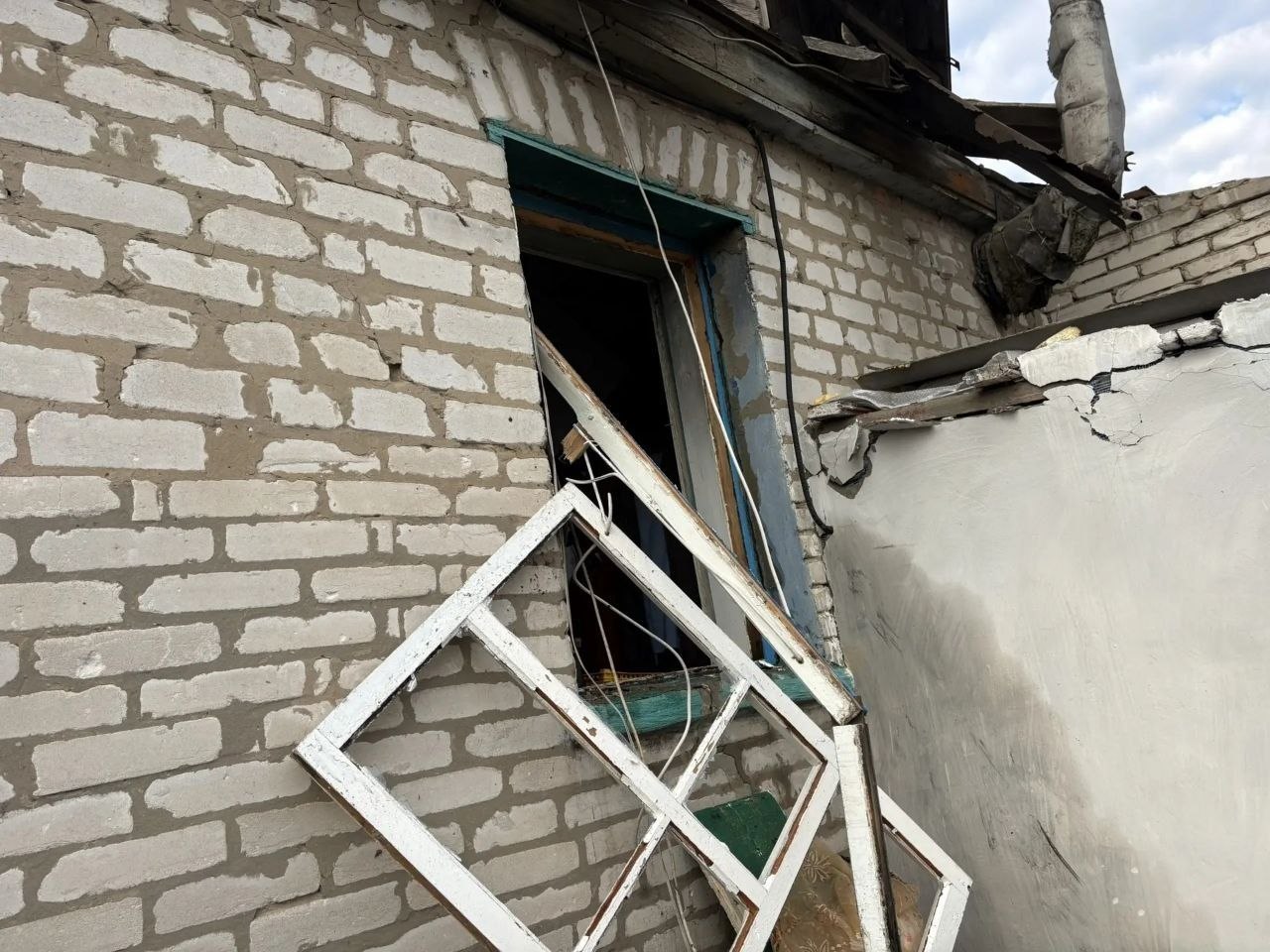  ВСУ нанесли удар по Станично-Луганскому округу: повреждены железная дорога и частные дома