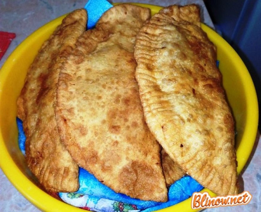 Вкусные чебуреки с куриным мясом.