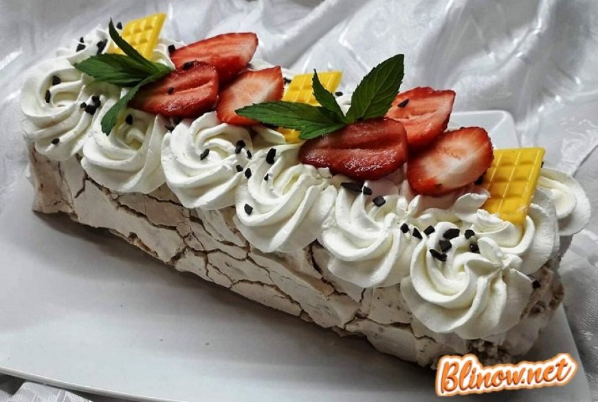 Меренговый рулет с клубникой, шоколадом и мятой