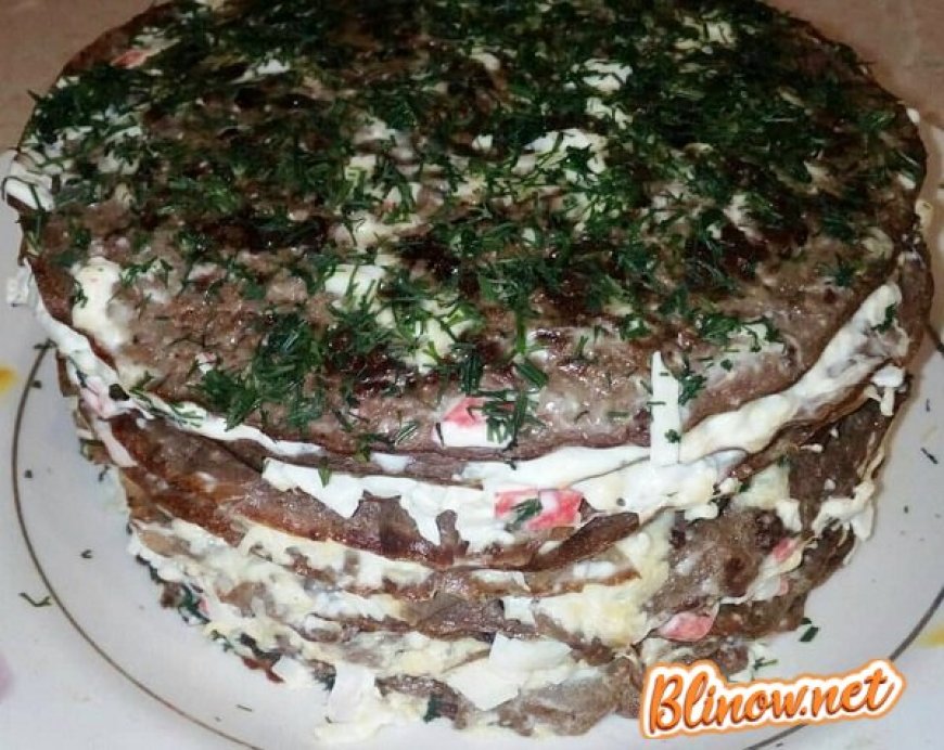 Торт из куриной печени с крабовыми палочками.