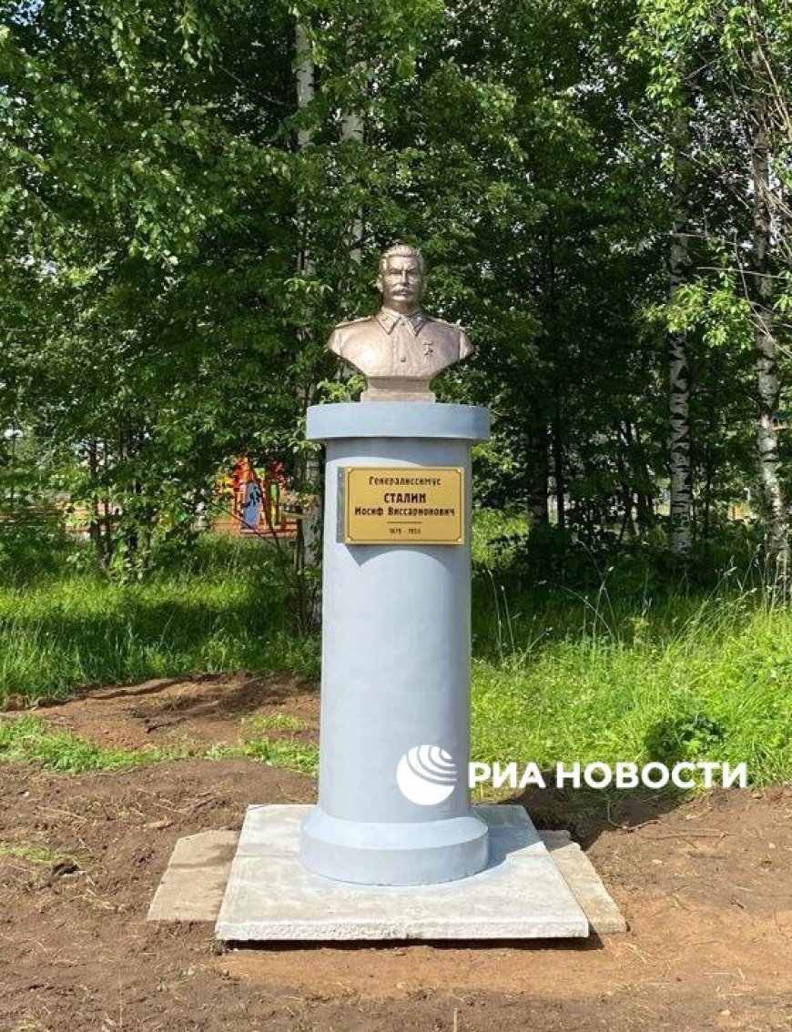 Еще один памятник Сталину появился в Вологодской области около школы города Никольска, сообщили окружные власти